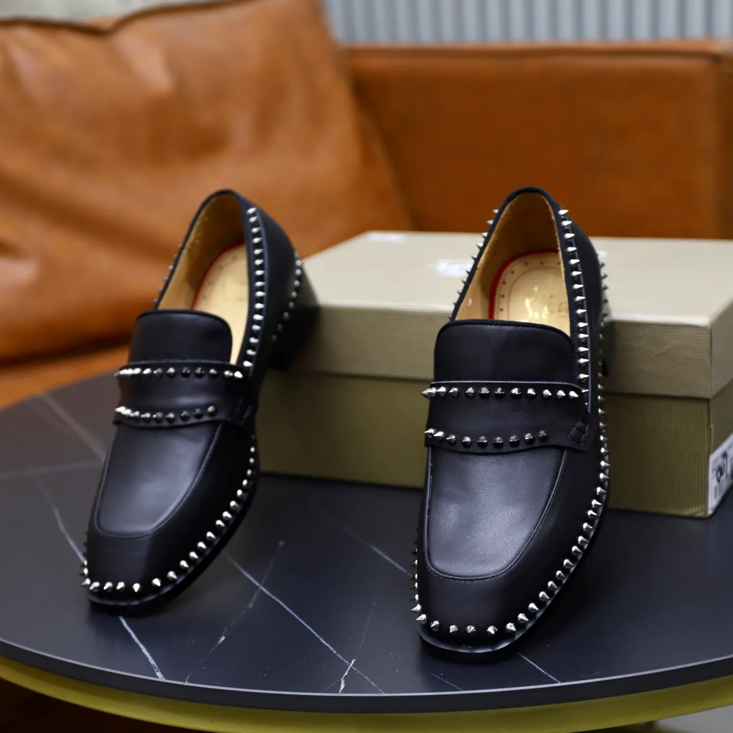 Ex-factory price: 720💰Christia*.Loubouti*🆑High-end men’s business formal leather shoes｜Classic red sole shoes｜Original imported first-layer cowhide｜Water-dyed cowhide lining｜Italian imported red rubber outsole｜High-end luxury｜Perfect interpretation of fashion, sunshine, style, suitable for various occasions Size: 38-44 (customized for 45, 46, 47)